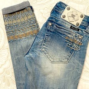 Like new unique Miss Me Signature CuffedSkinny jeans in sz 25